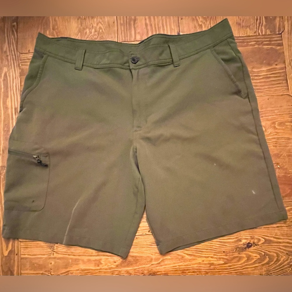 Magellan Outdoors Forest Green Cargo Fish Gear Shorts Water Repellent Size 40